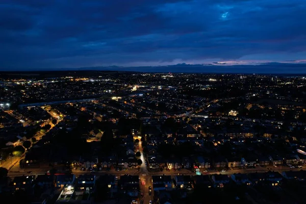 Schöne Nächtliche Luftaufnahme Beleuchteter Straßen Und Häuser Über Der Stadt — Stockfoto