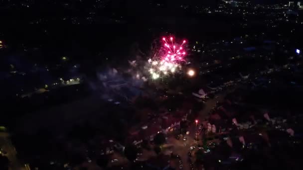Krásné Letecké Záběry Živých Ohňostrojů Osvětlených Silnic Města Noci — Stock video