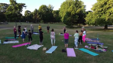 Birlikte Yoga Yapan Kadınlar Grubu Sıcak Yaz Günbatımında Halk Parkı 'nda, Wardown Park Luton İngiltere Havacılık Yüksek Açılı Manzarası' nda