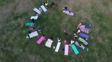 Birlikte Yoga Yapan Kadınlar Grubu Sıcak Yaz Günbatımında Halk Parkı 'nda, Wardown Park Luton İngiltere Havacılık Yüksek Açılı Manzarası' nda