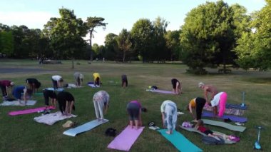 Birlikte Yoga Yapan Kadınlar Grubu Sıcak Yaz Günbatımında Halk Parkı 'nda, Wardown Park Luton İngiltere Havacılık Yüksek Açılı Manzarası' nda