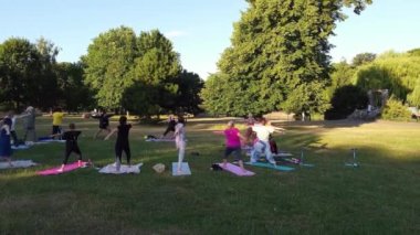 Birlikte Yoga Yapan Kadınlar Grubu Sıcak Yaz Günbatımında Halk Parkı 'nda, Wardown Park Luton İngiltere Havacılık Yüksek Açılı Manzarası' nda