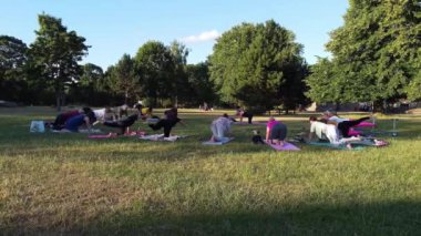 Birlikte Yoga Yapan Kadınlar Grubu Sıcak Yaz Günbatımında Halk Parkı 'nda, Wardown Park Luton İngiltere Havacılık Yüksek Açılı Manzarası' nda