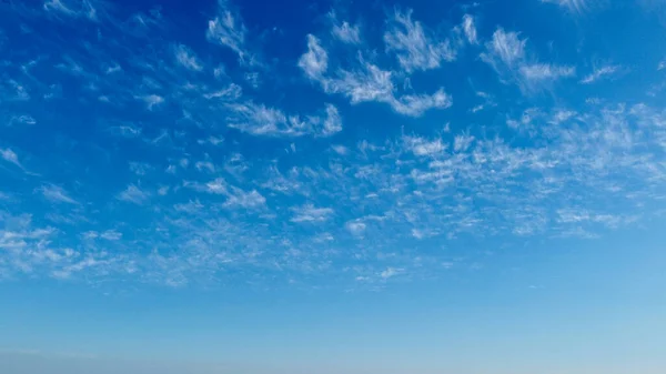 Cielo Hermoso Con Nubes Día Soleado Caliente Sobre Ciudad Luton — Foto de Stock