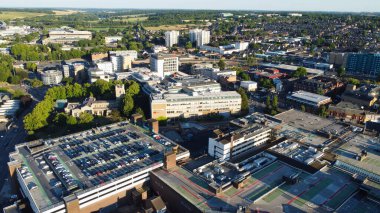 İngiltere 'nin Luton Kasabası ve Tren İstasyonu' nun yüksek açılı görüntüsü.