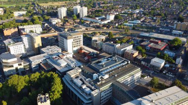 İngiltere 'nin Luton şehrinin yüksek açılı hava manzarası Günbatımında Büyük Britanya, Drone' un Görüntüsü