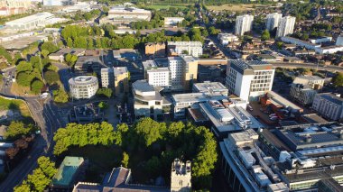İngiltere 'nin Luton şehrinin yüksek açılı hava manzarası Günbatımında Büyük Britanya, Drone' un Görüntüsü