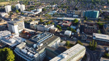 İngiltere 'nin Luton şehrinin yüksek açılı hava manzarası Günbatımında Büyük Britanya, Drone' un Görüntüsü