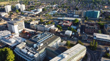 İngiltere 'nin Luton şehrinin yüksek açılı hava manzarası Günbatımında Büyük Britanya, Drone' un Görüntüsü