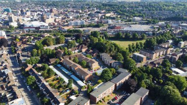 İngiltere 'nin Luton şehrinin yüksek açılı hava manzarası Günbatımında Büyük Britanya, Drone' un Görüntüsü