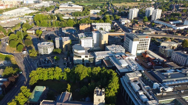 İngiltere 'nin Luton şehrinin yüksek açılı hava manzarası Günbatımında Büyük Britanya, Drone' un Görüntüsü