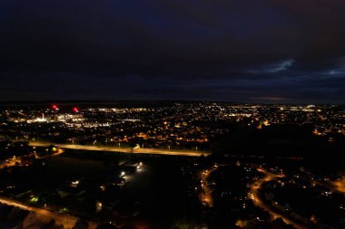 İngiltere 'nin Luton kasabasında, İngiliz Otoyolları ve Trafik Güzel Yüksek Açı Manzarası Gece Günbatımından sonra