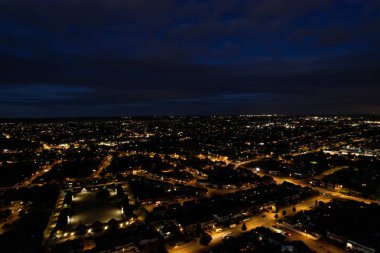İngiltere 'nin Luton kasabasında, İngiliz Otoyolları ve Trafik Güzel Yüksek Açı Manzarası Gece Günbatımından sonra
