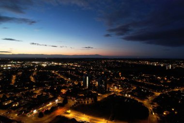 İngiltere 'nin Luton kasabasında, İngiliz Otoyolları ve Trafik Güzel Yüksek Açı Manzarası Gece Günbatımından sonra