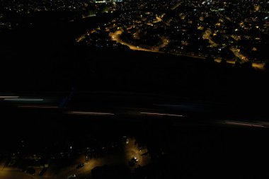İngiltere 'nin Luton kasabasında, İngiliz Otoyolları ve Trafik Güzel Yüksek Açı Manzarası Gece Günbatımından sonra
