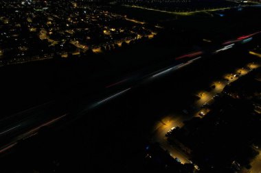 İngiltere 'nin Luton kasabasında, İngiliz Otoyolları ve Trafik Güzel Yüksek Açı Manzarası Gece Günbatımından sonra