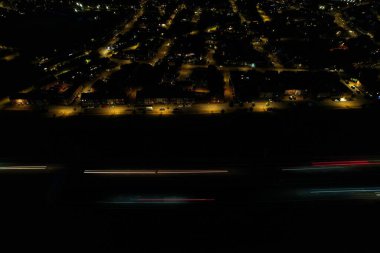 İngiltere 'nin Luton kasabasında, İngiliz Otoyolları ve Trafik Güzel Yüksek Açı Manzarası Gece Günbatımından sonra