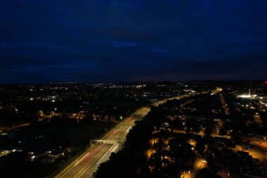 İngiltere 'nin Luton kasabasında, İngiliz Otoyolları ve Trafik Güzel Yüksek Açı Manzarası Gece Günbatımından sonra