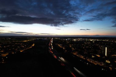 İngiltere 'nin Luton kasabasında, İngiliz Otoyolları ve Trafik Güzel Yüksek Açı Manzarası Gece Günbatımından sonra