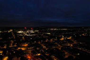 İngiltere 'nin Luton kasabasında, İngiliz Otoyolları ve Trafik Güzel Yüksek Açı Manzarası Gece Günbatımından sonra