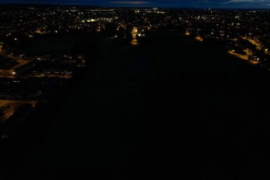 İngiltere 'nin Luton kasabasında, İngiliz Otoyolları ve Trafik Güzel Yüksek Açı Manzarası Gece Günbatımından sonra