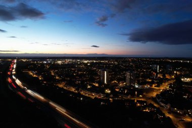 İngiltere 'nin Luton kasabasında, İngiliz Otoyolları ve Trafik Güzel Yüksek Açı Manzarası Gece Günbatımından sonra