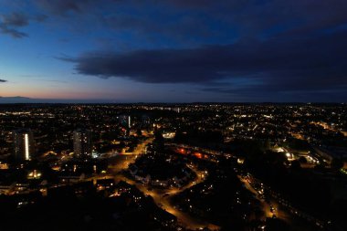 İngiltere 'nin Luton kasabasında, İngiliz Otoyolları ve Trafik Güzel Yüksek Açı Manzarası Gece Günbatımından sonra