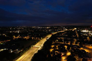 İngiltere 'nin Luton kasabasında, İngiliz Otoyolları ve Trafik Güzel Yüksek Açı Manzarası Gece Günbatımından sonra