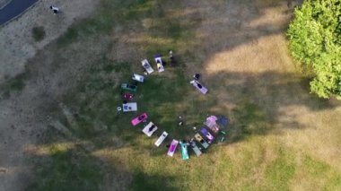 Birlikte Yoga Yapan Kadınlar Grubu Sıcak Yaz Günbatımında Halk Parkı 'nda, Wardown Park Luton İngiltere Havacılık Yüksek Açılı Manzarası' nda