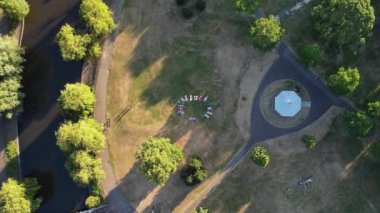Birlikte Yoga Yapan Kadınlar Grubu Sıcak Yaz Günbatımında Halk Parkı 'nda, Wardown Park Luton İngiltere Havacılık Yüksek Açılı Manzarası' nda