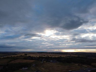 İngiltere 'nin Kuzey Luton şehrinde M1 kavşağının 11. kavşağının hava görüntüsü ve yüksek açılı görüntüsü..