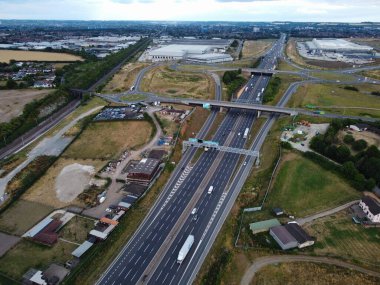 İngiltere 'nin Kuzey Luton şehrinde M1 kavşağının 11. kavşağının hava görüntüsü ve yüksek açılı görüntüsü..