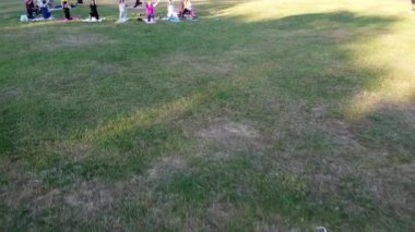 Birlikte Yoga Yapan Kadınlar Grubu Sıcak Yaz Günbatımında Halk Parkı 'nda, Wardown Park Luton İngiltere Havacılık Yüksek Açılı Manzarası' nda