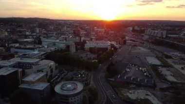İngiltere 'nin Luton şehrinin Sunset Time' daki görkemli hava görüntüsü, İHA 'nın çektiği renkli bulutlar.