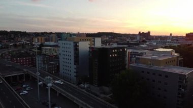 İngiltere 'nin Luton şehrinin Sunset Time' daki görkemli hava görüntüsü, İHA 'nın çektiği renkli bulutlar.