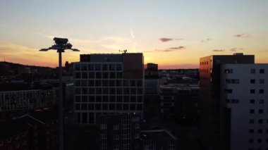 İngiltere 'nin Luton şehrinin Sunset Time' daki görkemli hava görüntüsü, İHA 'nın çektiği renkli bulutlar.