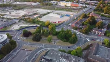 İngiltere 'nin Luton şehrinin Sunset Time' daki görkemli hava görüntüsü, İHA 'nın çektiği renkli bulutlar.