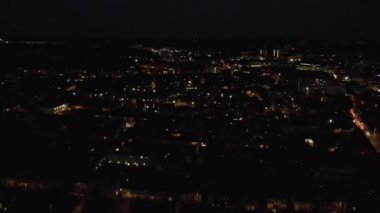 Güzel Hava Yüksek Açılı Drone 'un İngiliz Kasabası Gece Görüntüsü