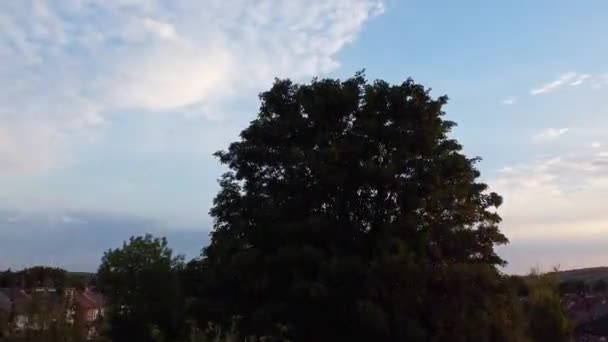 Ночной Воздушный След Английского Города Лутон Темные Облака Высокоугольные Кадры — стоковое видео