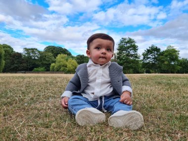 11 aylık Şirin Bebek, İngiltere 'nin Luton Park' ındaki kameraya poz veriyor.