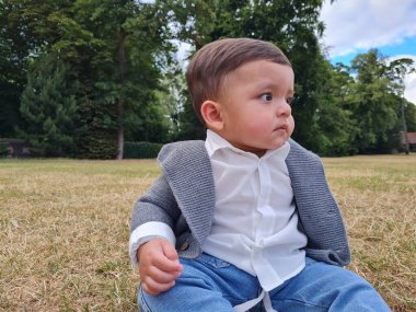 11 aylık Şirin Bebek, İngiltere 'nin Luton Park' ındaki kameraya poz veriyor.