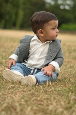 11 aylık Şirin Bebek, İngiltere 'nin Luton Park' ındaki kameraya poz veriyor.