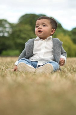 11 aylık Şirin Bebek, İngiltere 'nin Luton Park' ındaki kameraya poz veriyor.