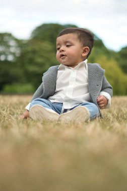 11 aylık Şirin Bebek, İngiltere 'nin Luton Park' ındaki kameraya poz veriyor.