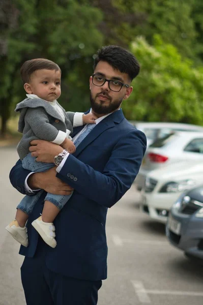Asiatischer Pakistanischer Vater Hält Seinen Monate Alten Säugling Örtlichen Park — Stockfoto