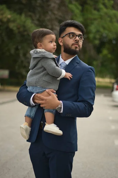 Azjatycki Ojciec Pakistański Trzyma Swoje Miesięczne Niemowlę Lokalnym Parku London — Zdjęcie stockowe