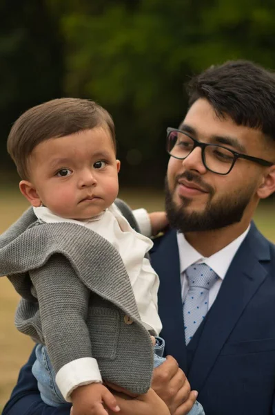 Asiatischer Pakistanischer Vater Hält Seinen Monate Alten Säugling Örtlichen Park — Stockfoto
