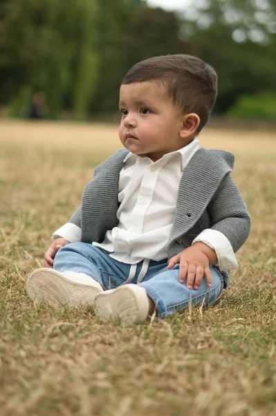 11 aylık Şirin Bebek, İngiltere 'nin Luton Park' ındaki kameraya poz veriyor.