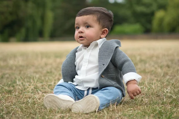 11 aylık Şirin Bebek, İngiltere 'nin Luton Park' ındaki kameraya poz veriyor.