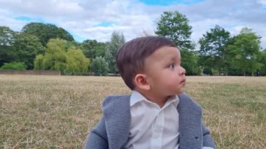 11 aylık Şirin Bebek, İngiltere 'nin Luton Park' ındaki kameraya poz veriyor.